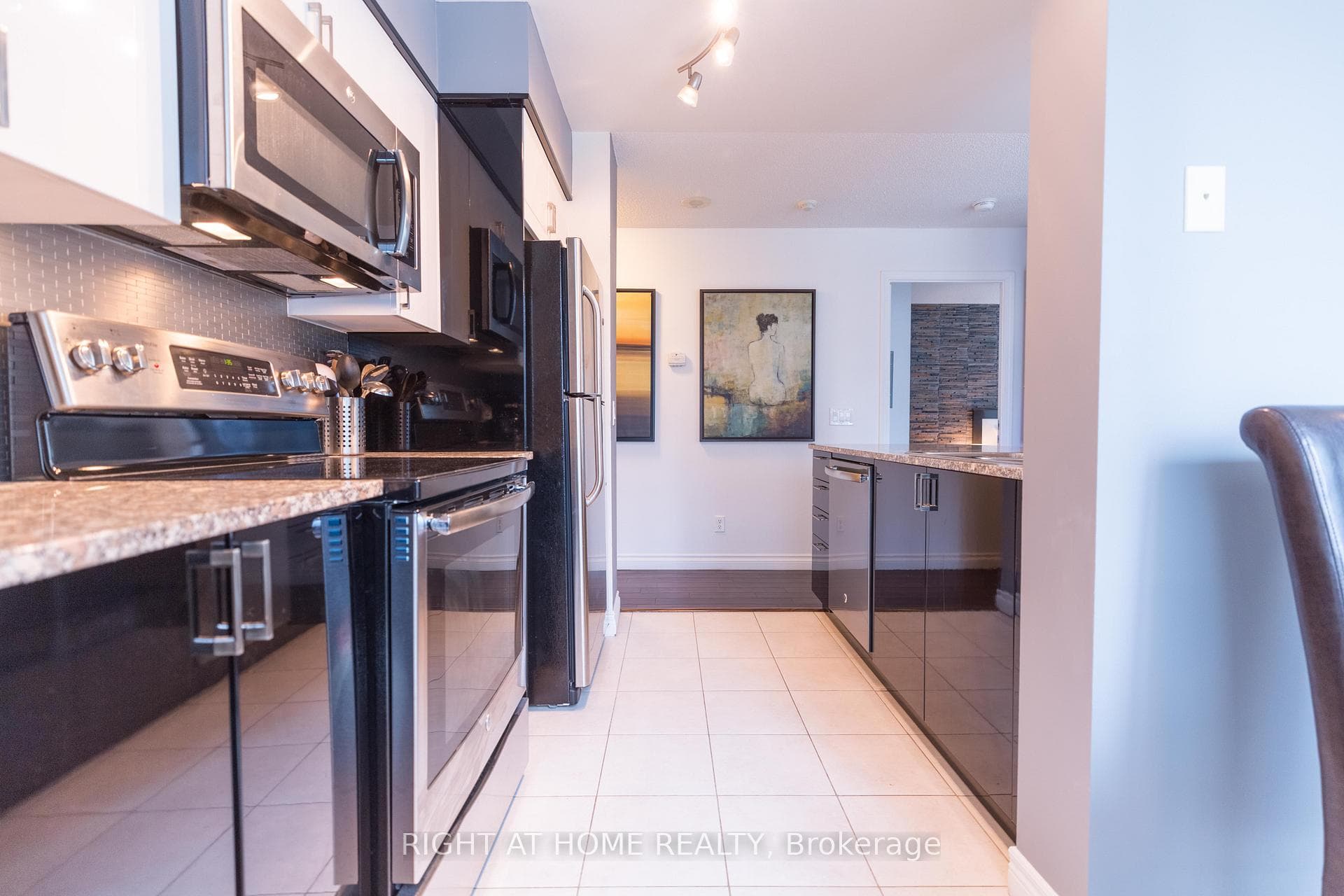 30 Grand Trunk Crescent Unit 506 photo 12
