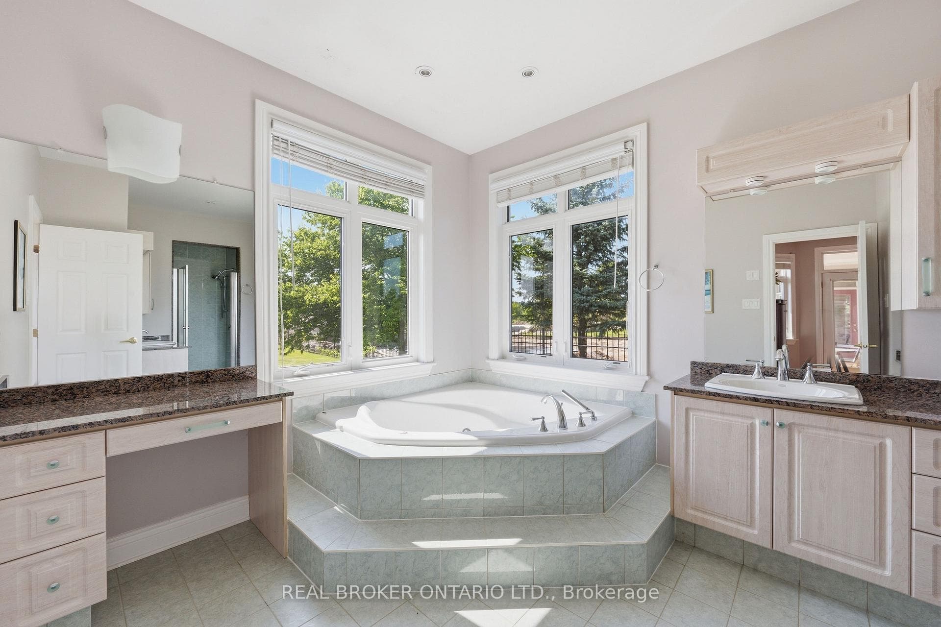 Primary ensuite (5 piece) with jacuzzi corner tub