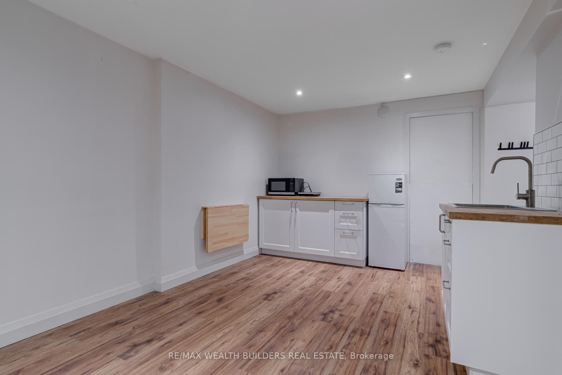 172 indian road Crescent photo 4