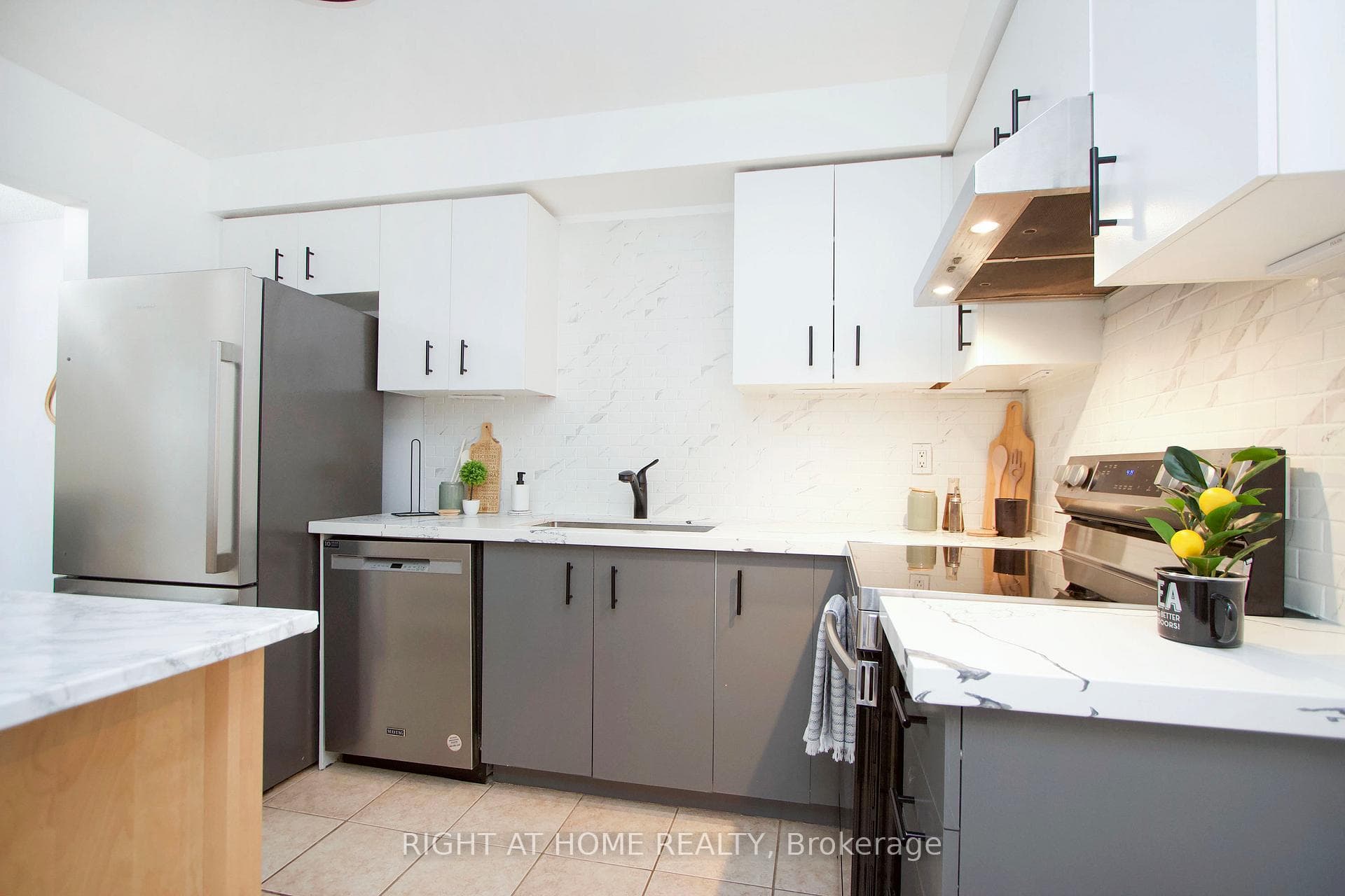 10 Bassett Boulevard Unit 204 photo 14