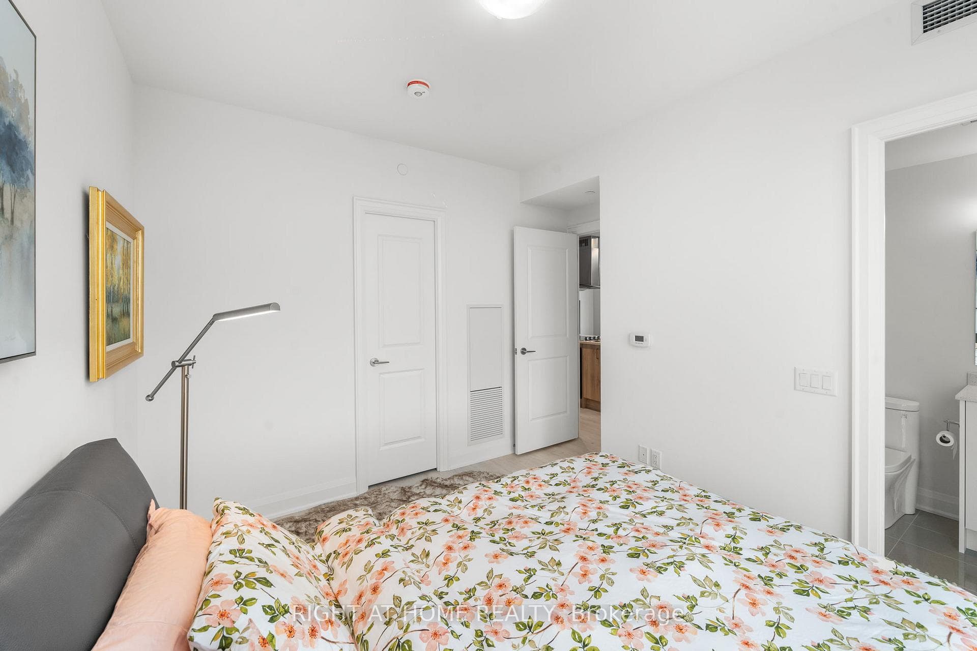 20 Gatineau Drive Unit 1706 photo 16