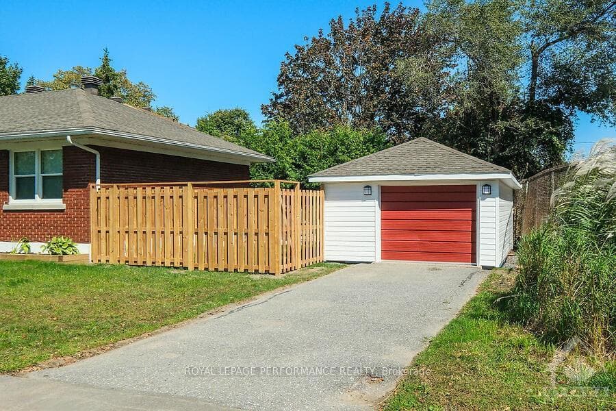 1105 LAZARD Street photo 2