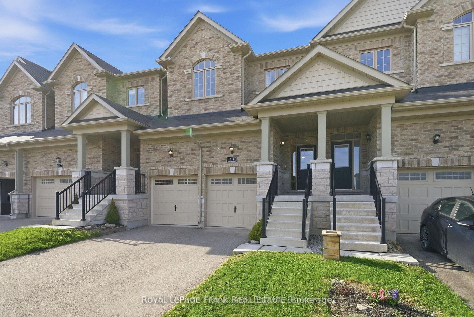 15 Highlands Boulevard photo 3