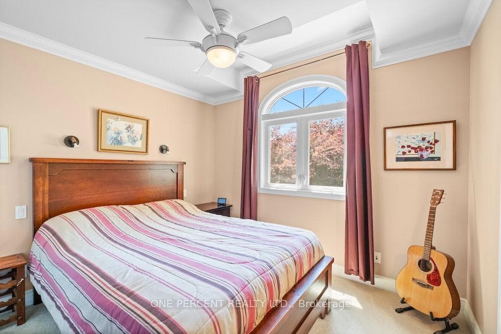 583 Stephens Crescent photo 17