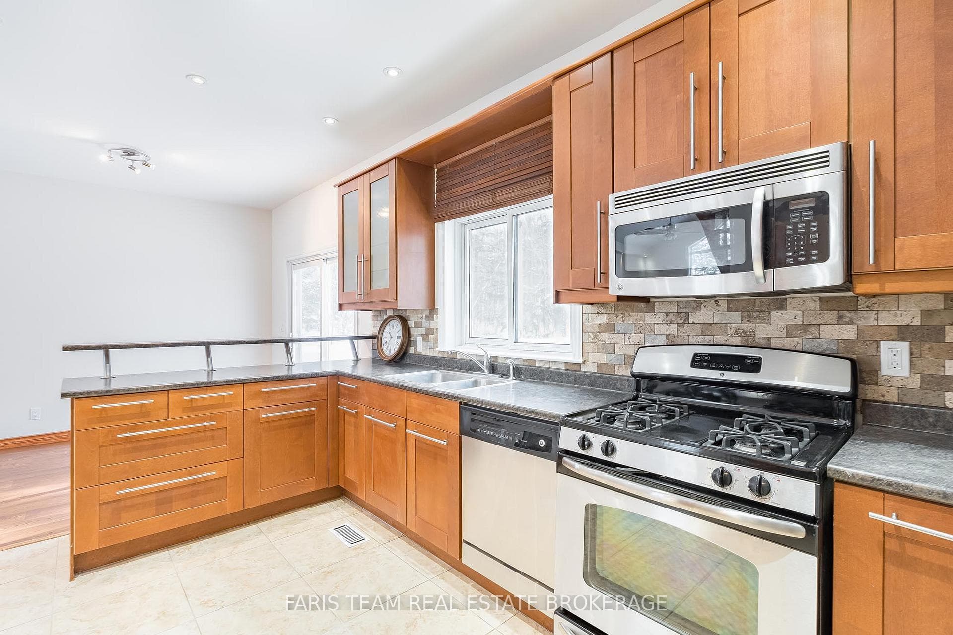 2384 Champlain Road photo 10