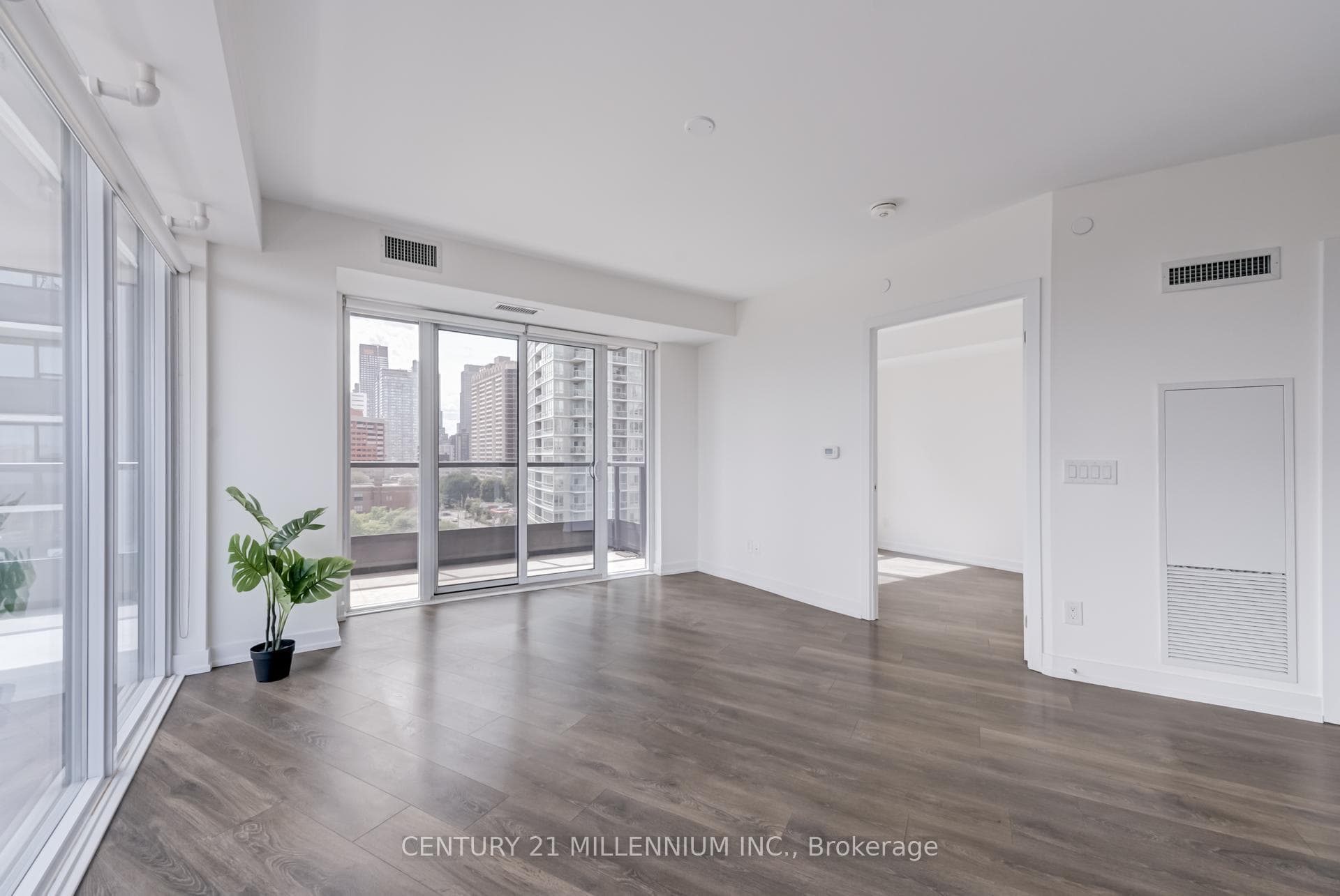 159 Wellesley Street Unit 708 photo 1