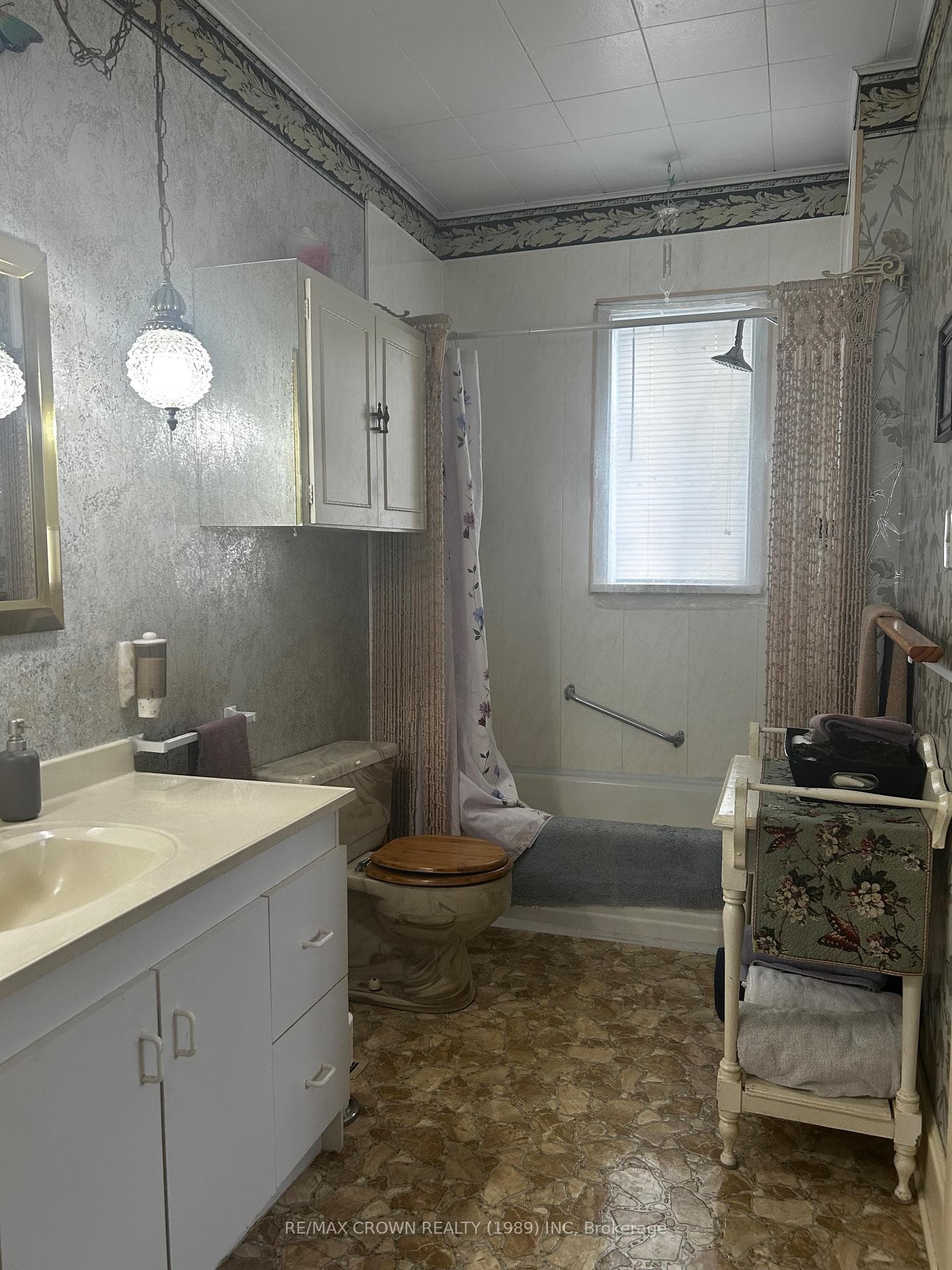 main level bathroom (4pc)