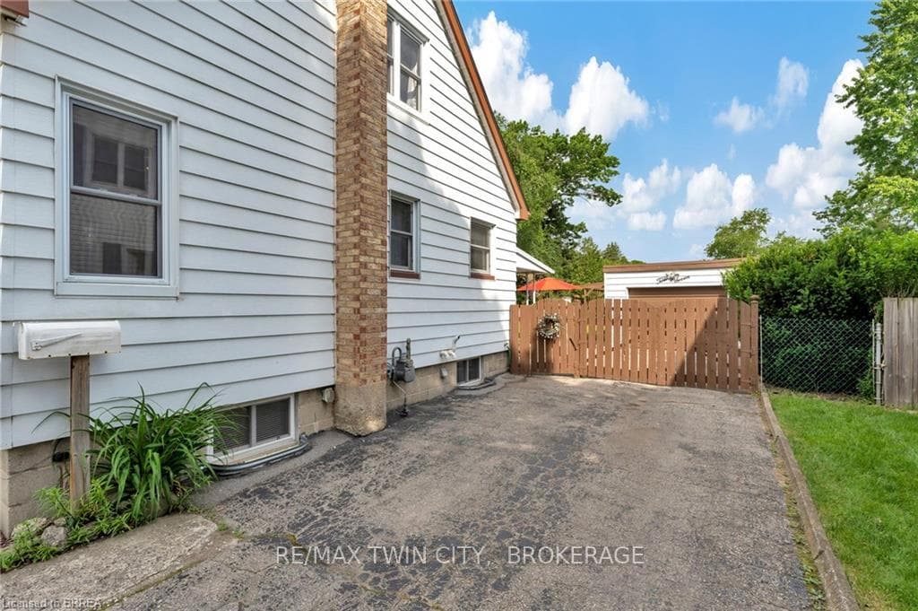 27 EVELYN Street photo 28