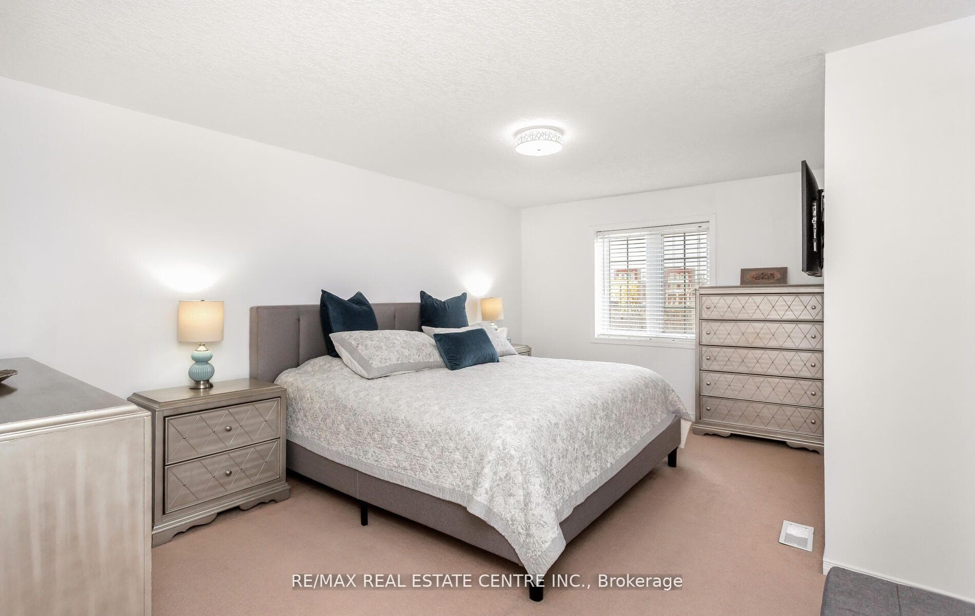 230 Sophia Crescent photo 22