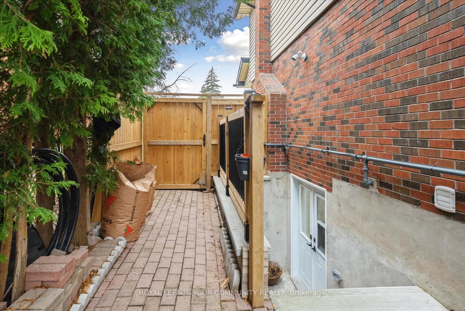 335 St Lawrence Street photo 36