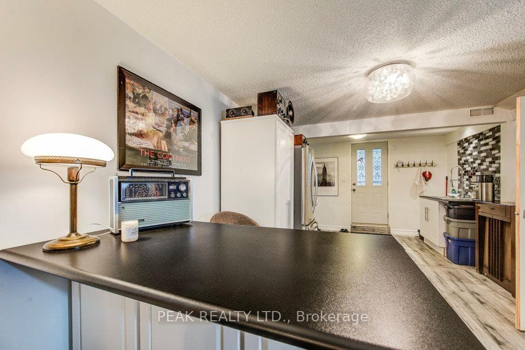 92 Brant Avenue photo 32