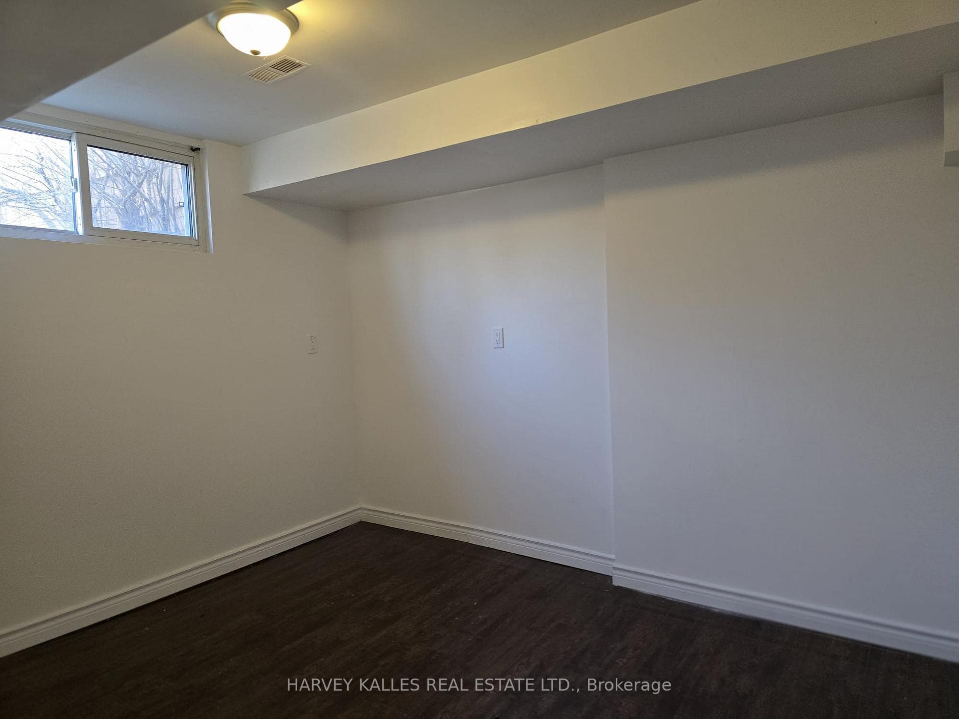 27 Glenstroke Drive photo 14