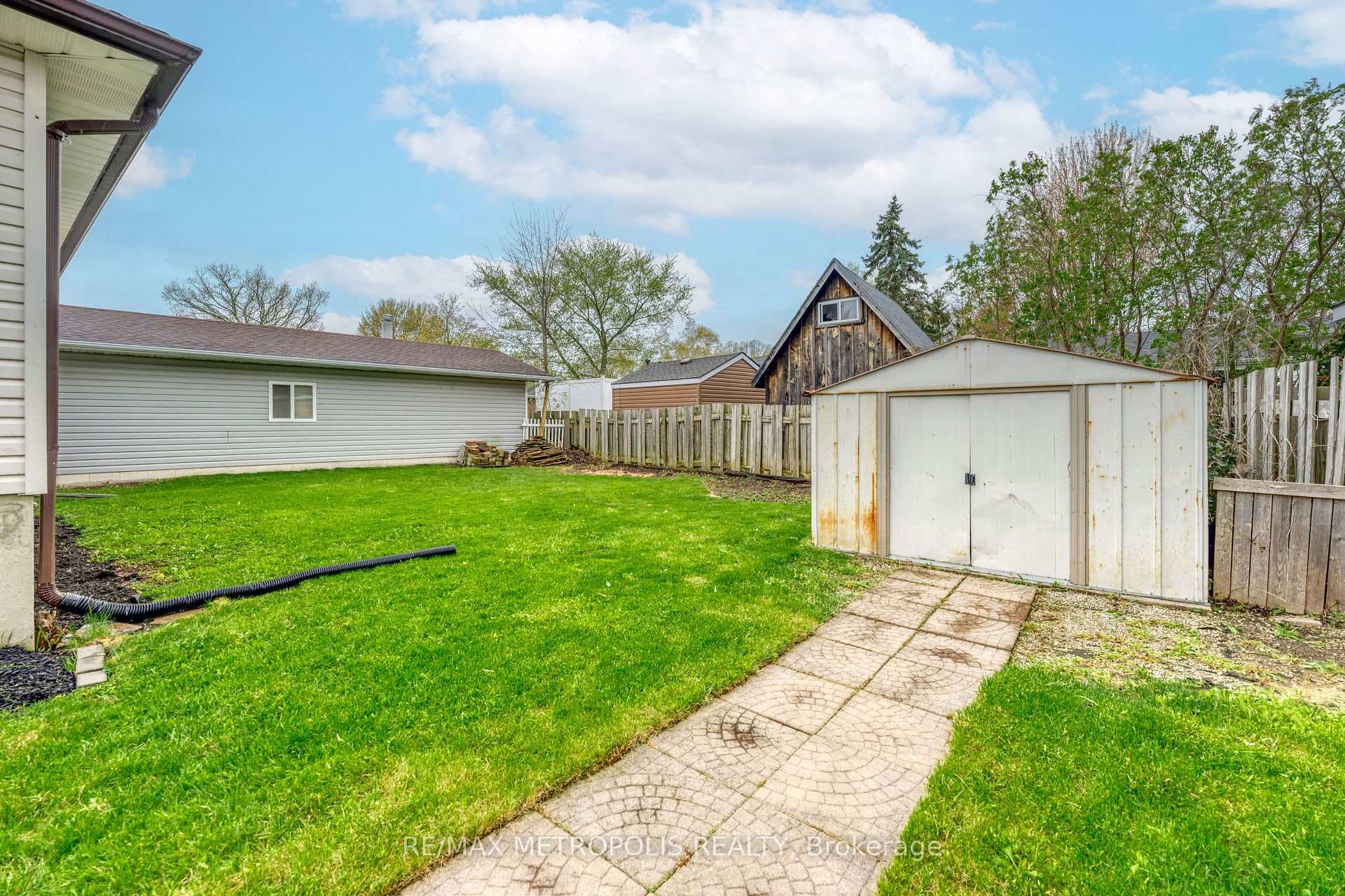 485 Bentinck Drive photo 35