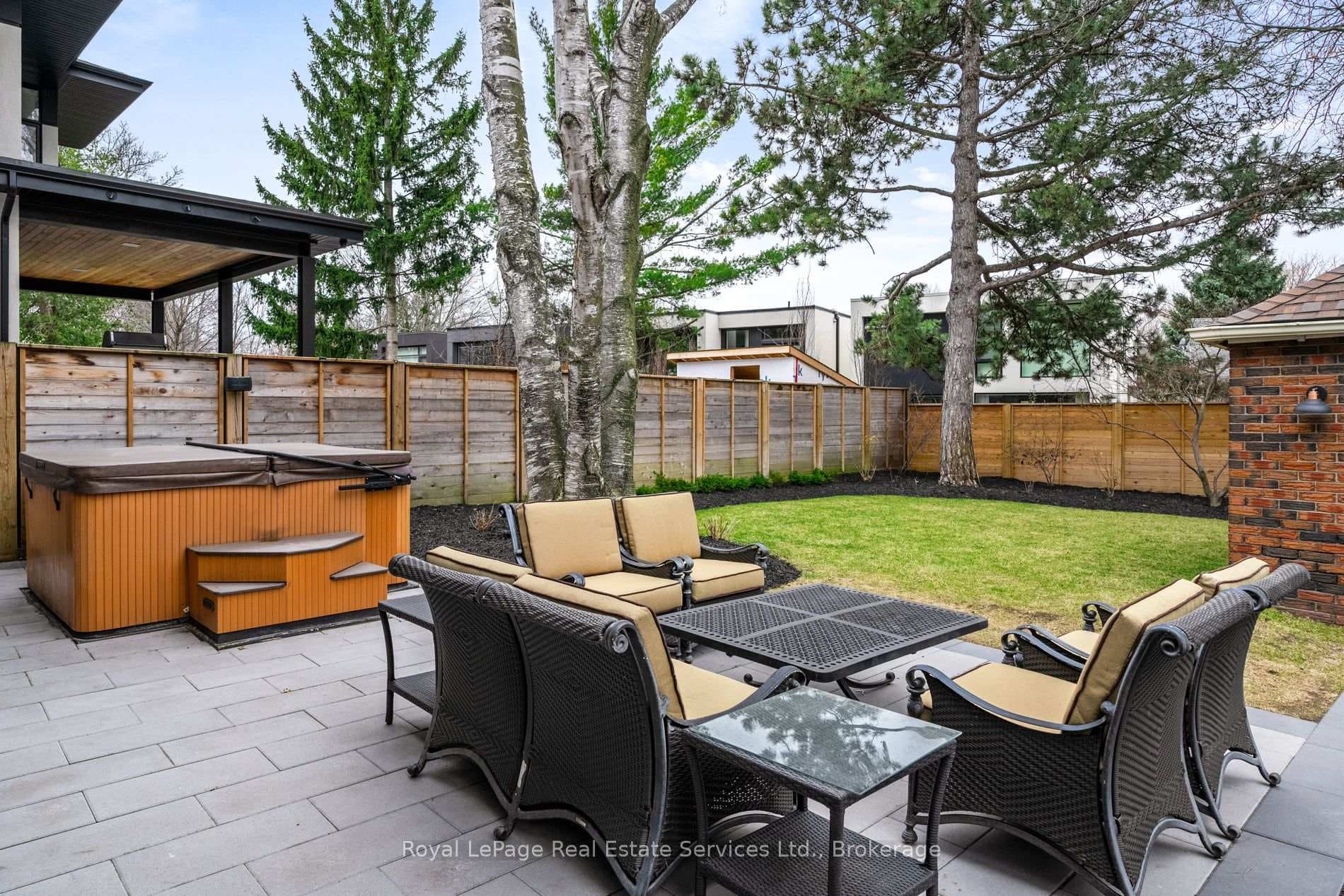 28 Thompson Avenue photo 39