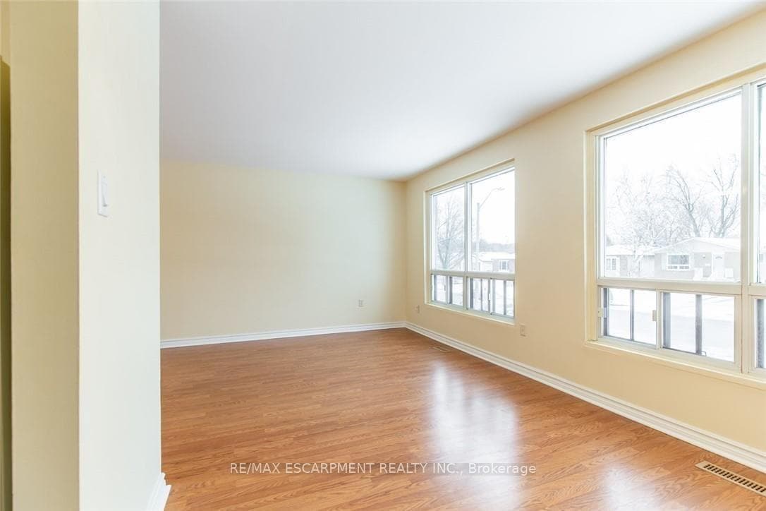 16 GARROW Drive photo 4