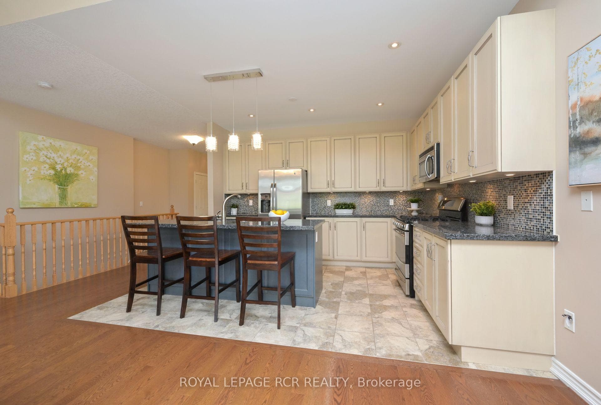 Centre Island w/ Granite Countertops