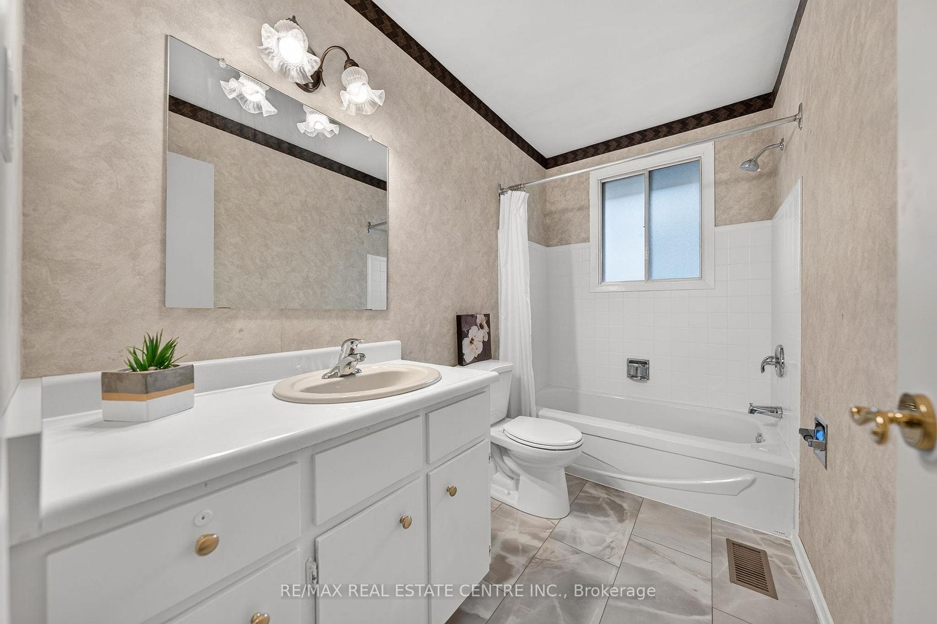 120 Arrowhead Crescent photo 22