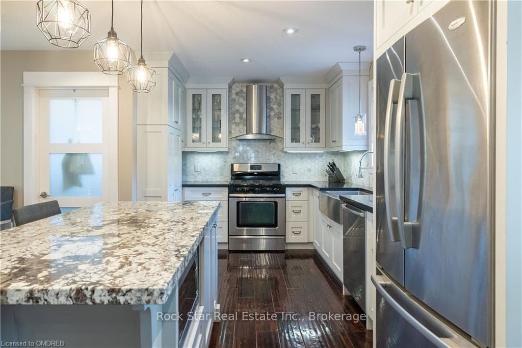 696 REID Street photo 2