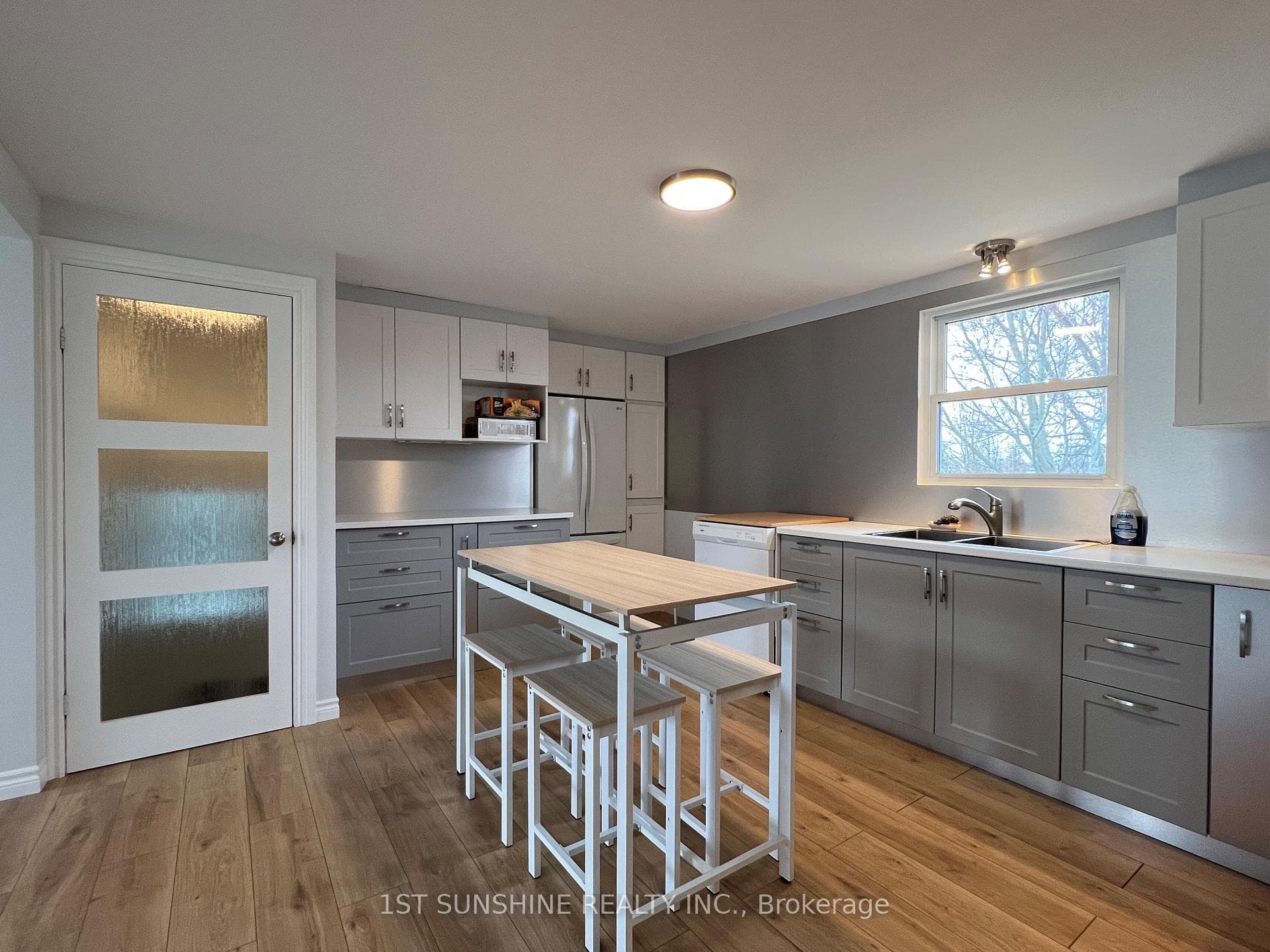 306 RIVERSIDE Drive photo 5