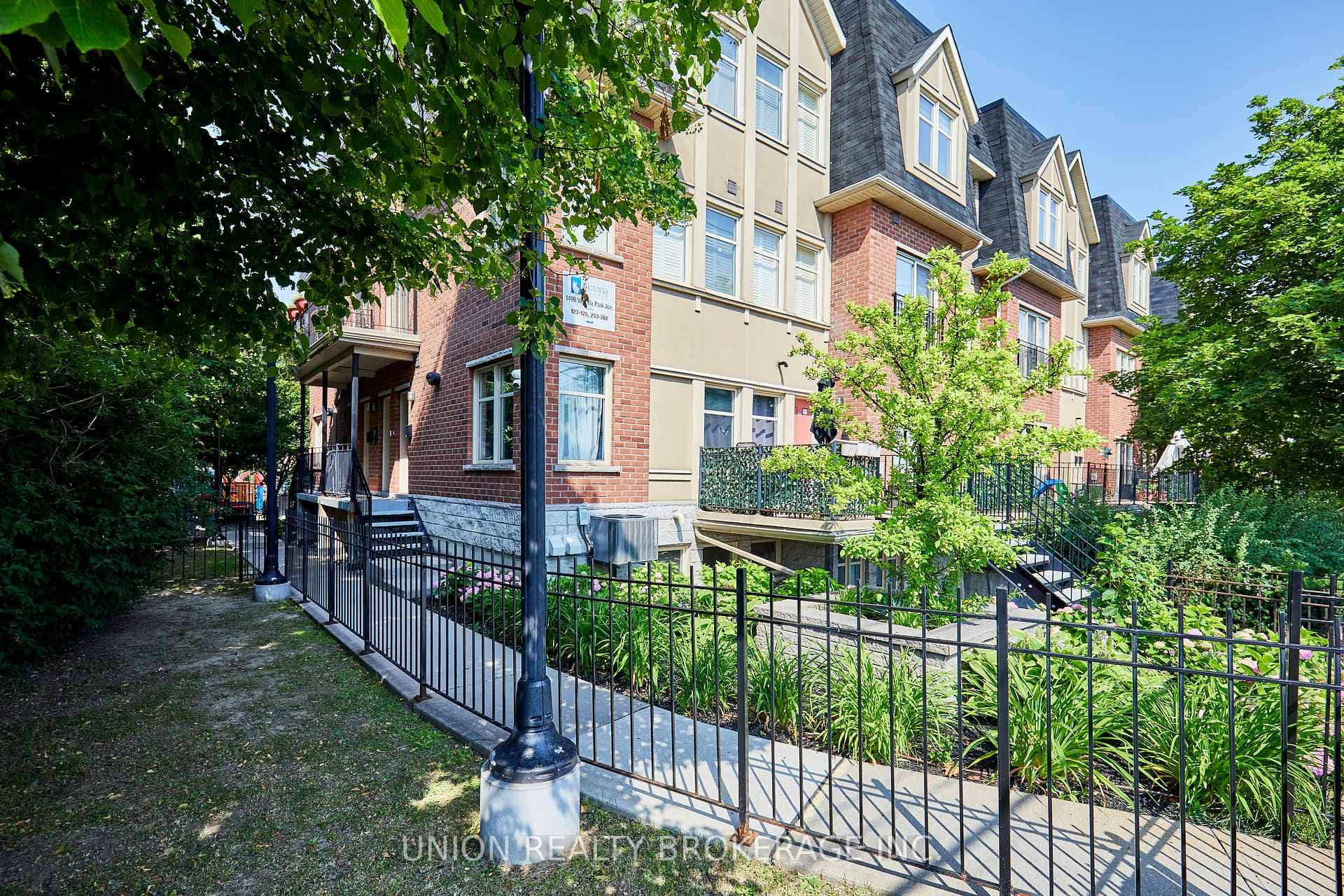 1496 Victoria Park Avenue Unit 256 photo 1
