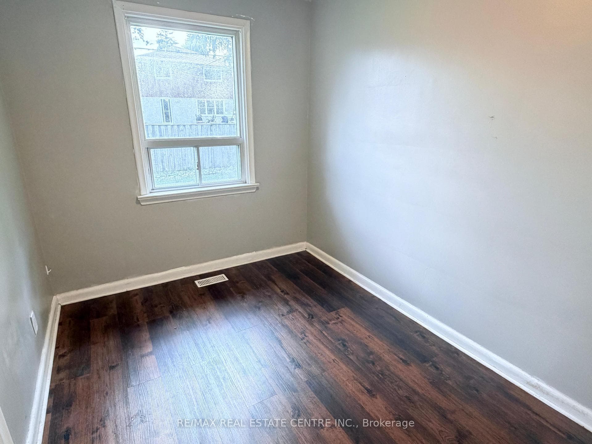 52 Sharbot Avenue photo 4