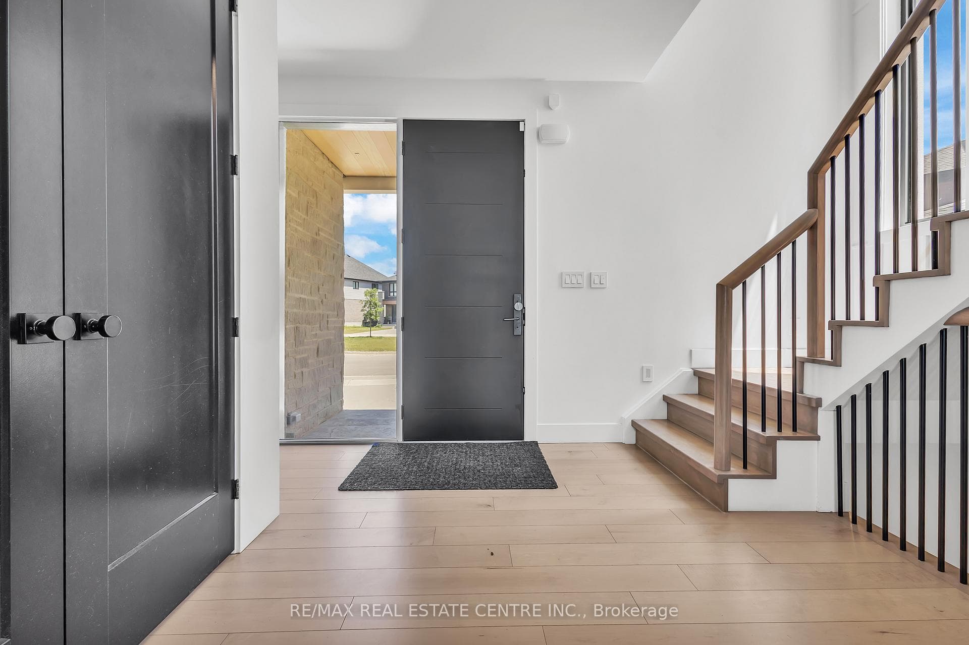 920 Thomas Pedder Court photo 4