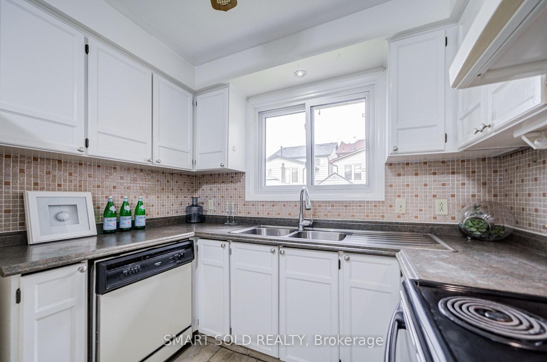 837 Queensbridge Drive photo 12