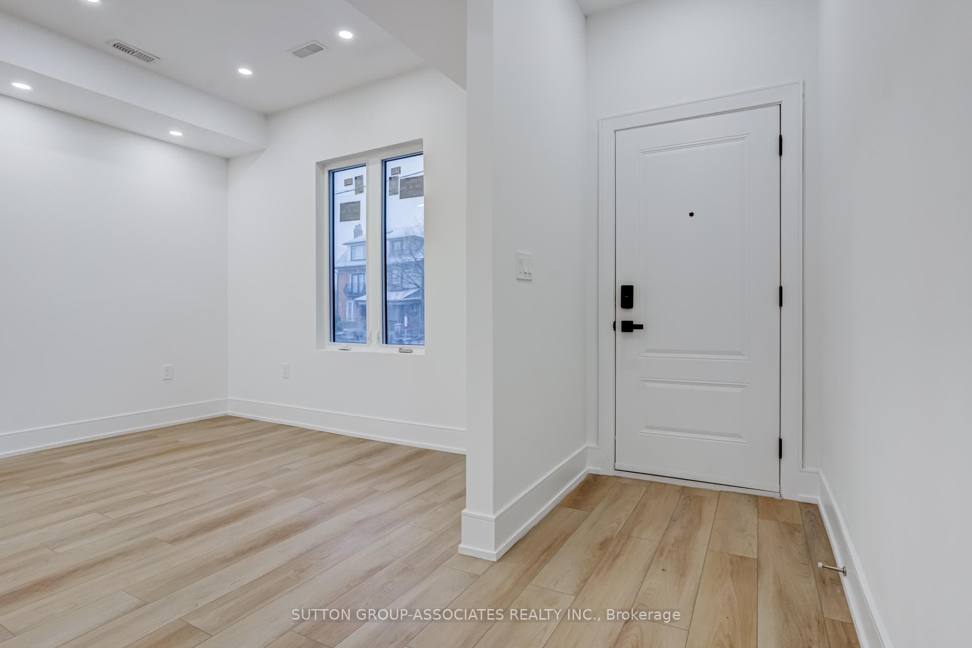 885A Dovercourt Road Unit Upper photo 2