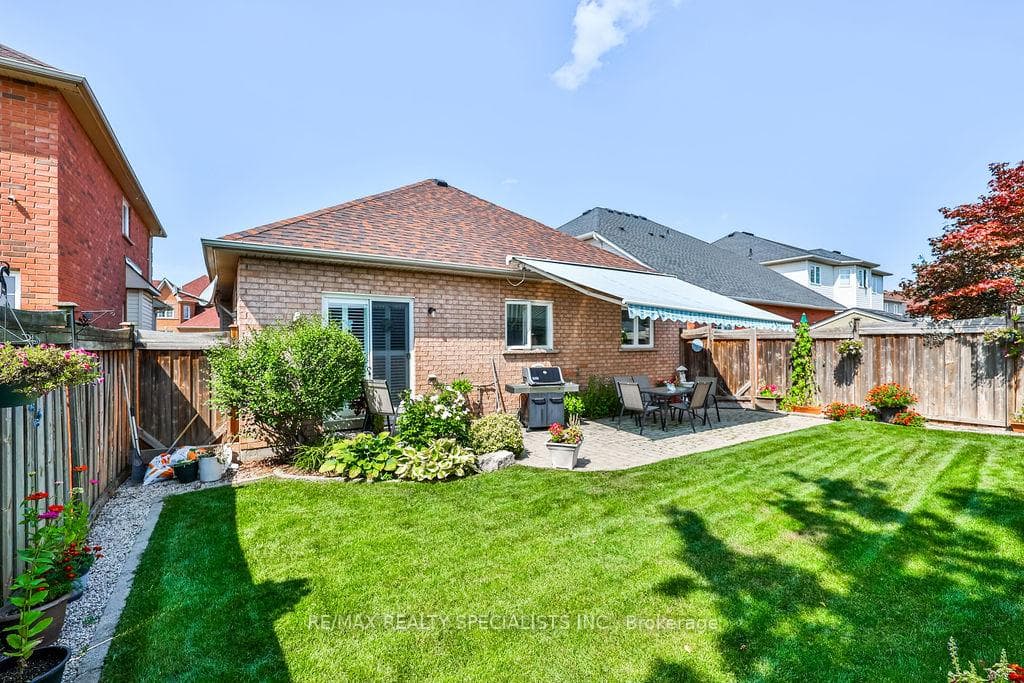 205 Ellis Crescent photo 22