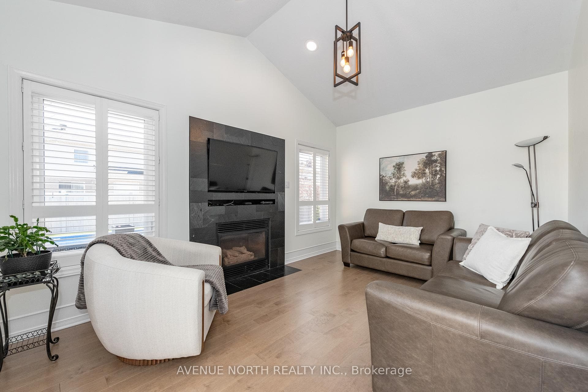 3028 Courtyard Crescent photo 14
