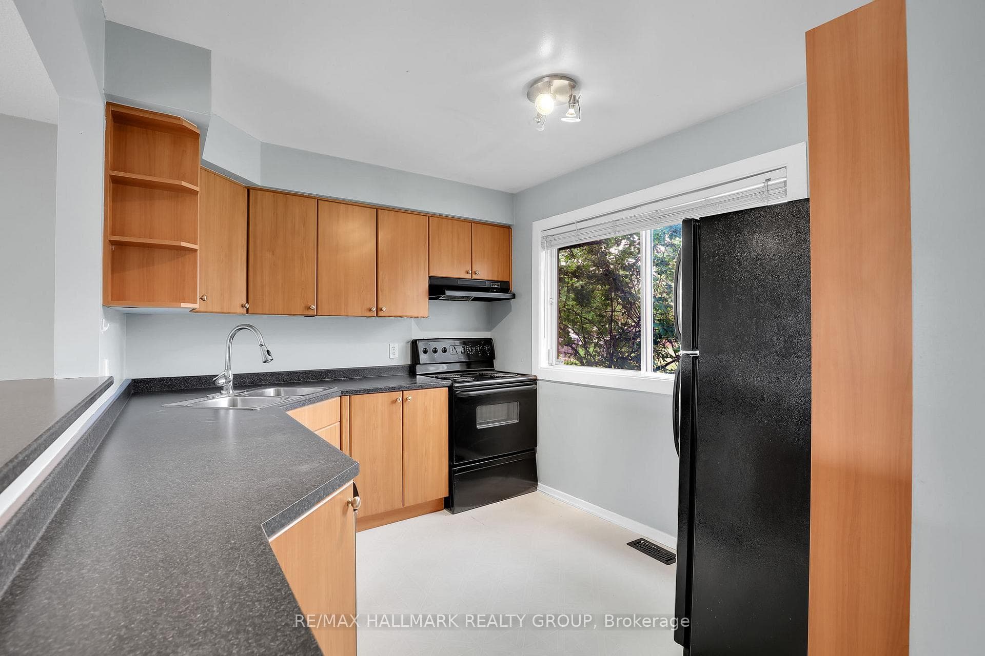 2912 Fairlea Crescent photo 4