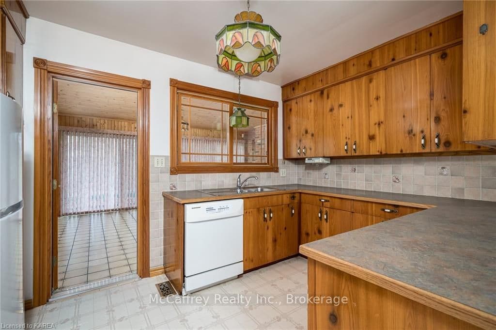 25 SUNSET Crescent photo 12