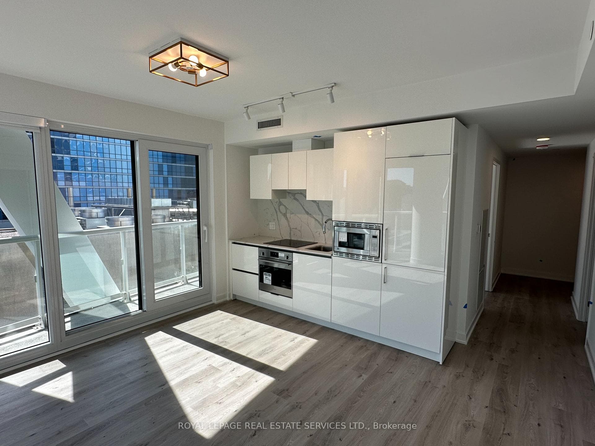 230 Simcoe Street Unit 1814 photo 3