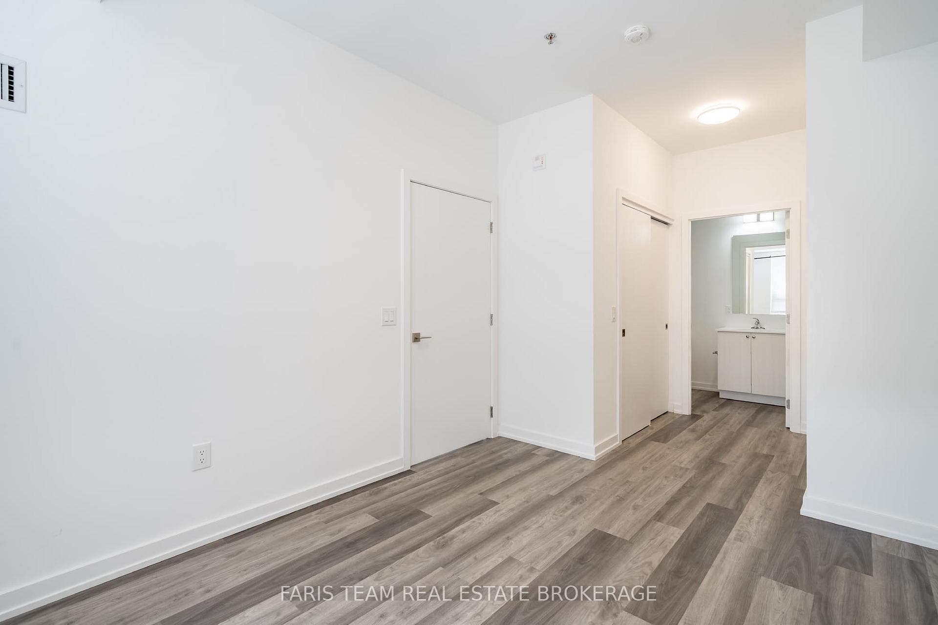430 Essa Road Unit 401 photo 16