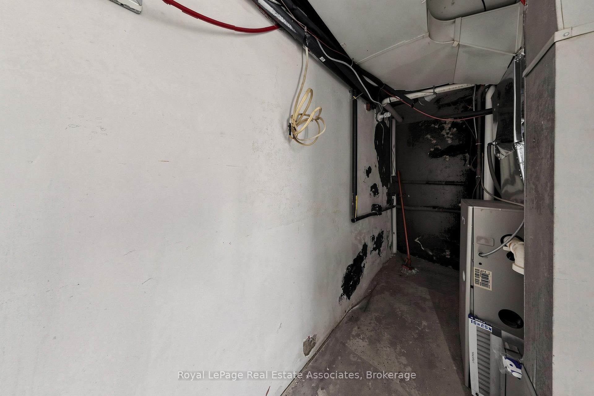 644 Queen Street photo 26