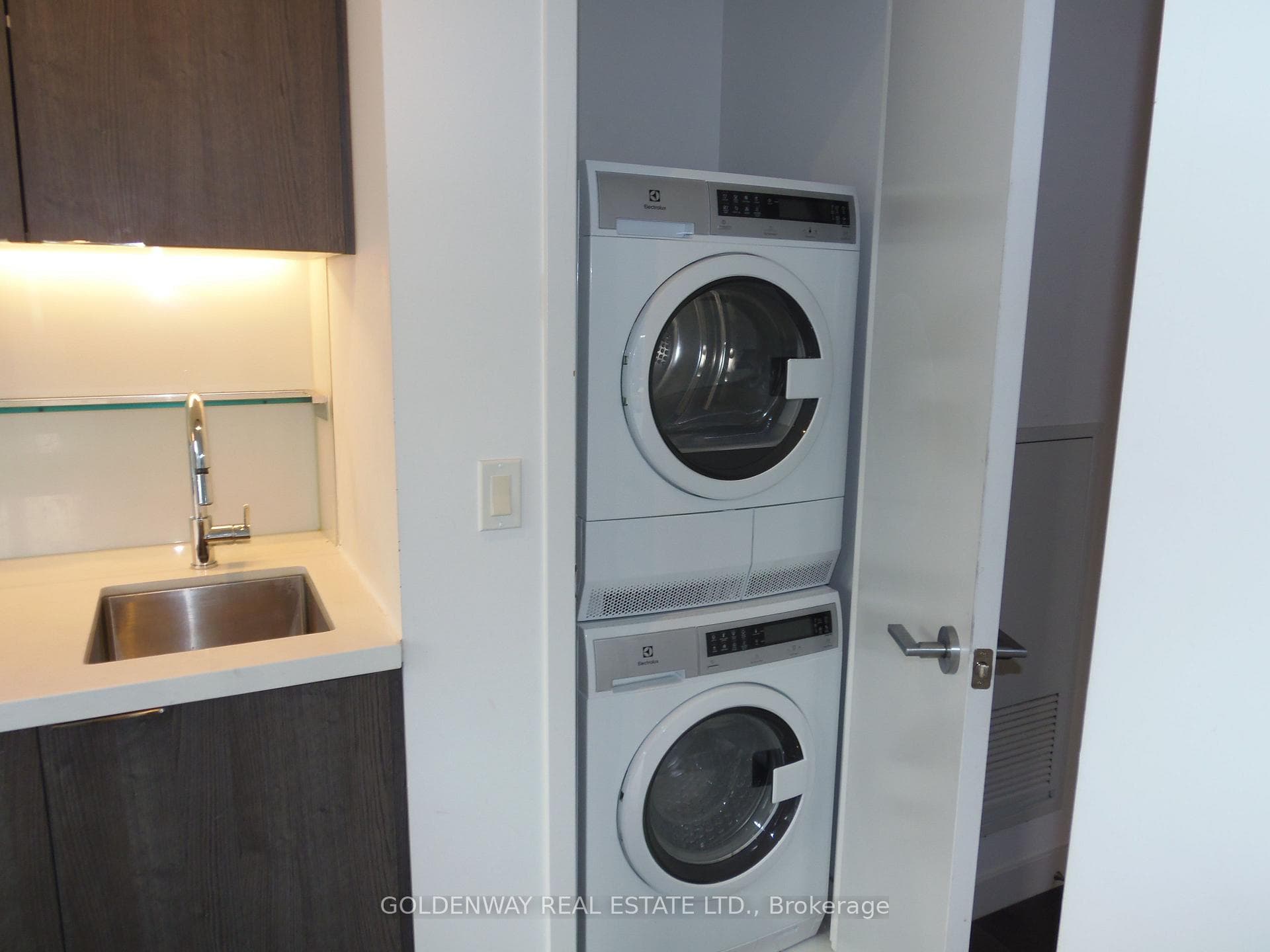 215 Queen Street Unit 1711 photo 8