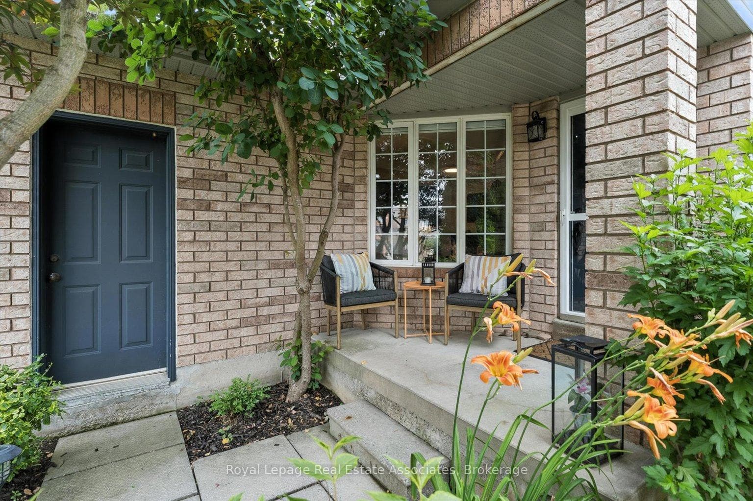 151 Mowat Crescent photo 4