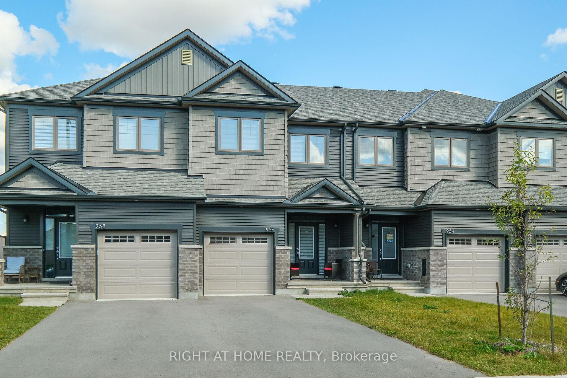 956 Socca Crescent photo 1