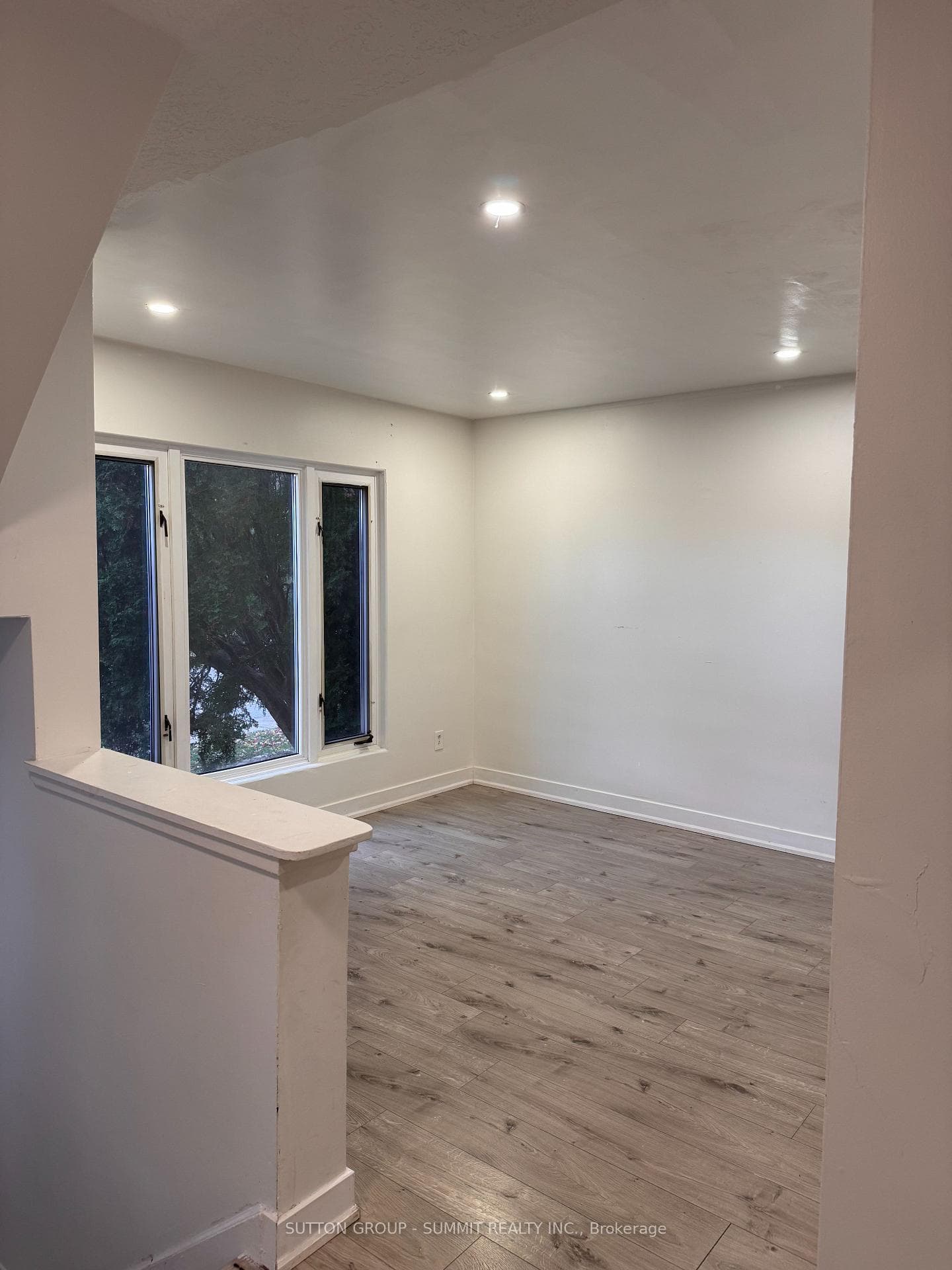 1379 Freeport Drive photo 2