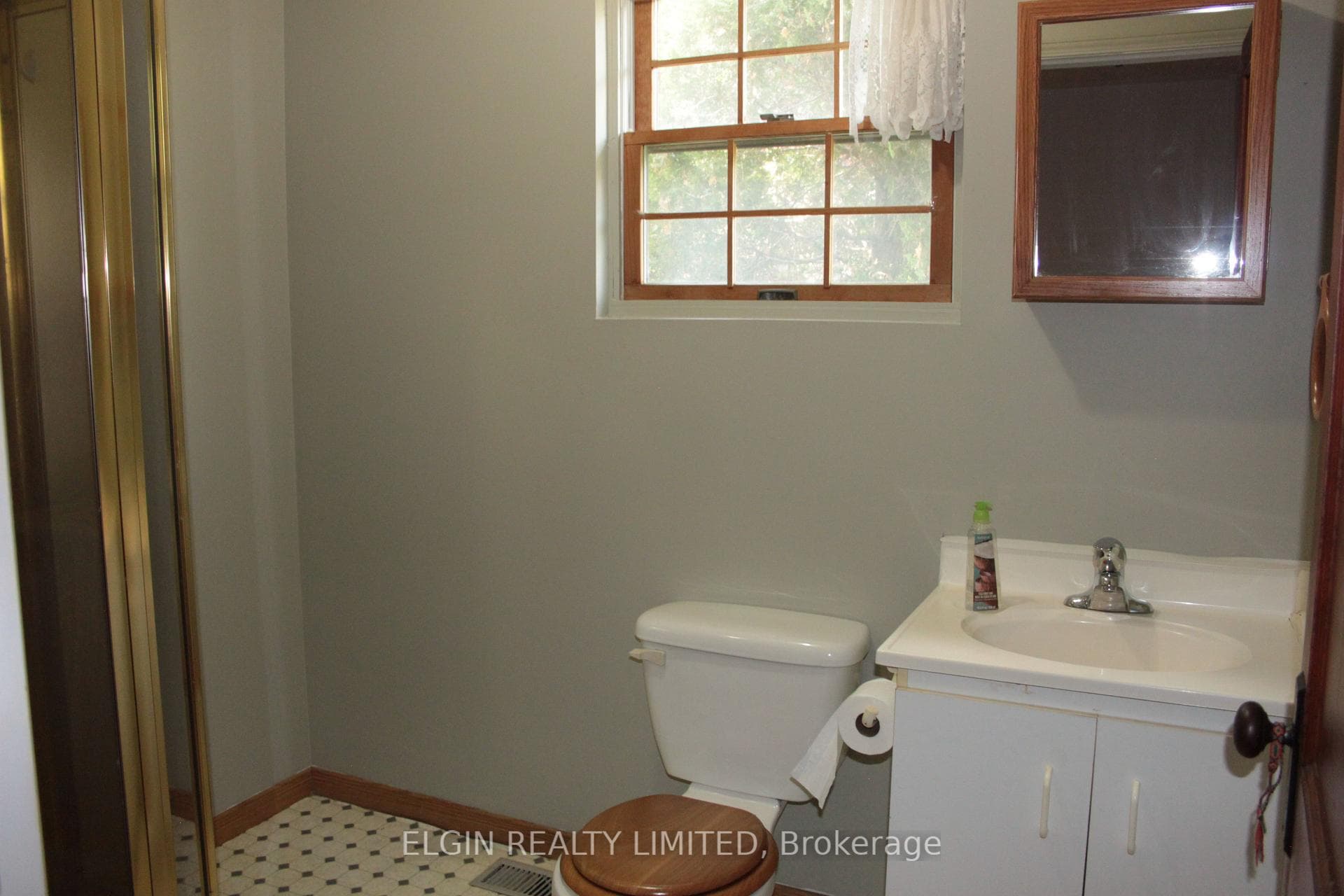 main floor bathroom with shower