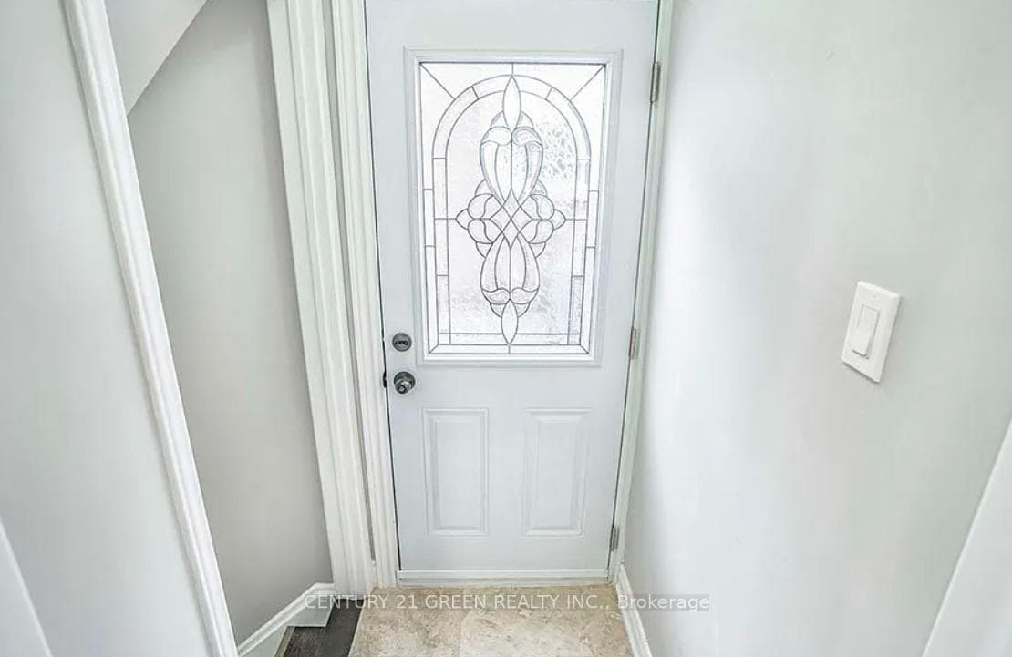 9 Andriana Crescent Unit LOWER photo 3