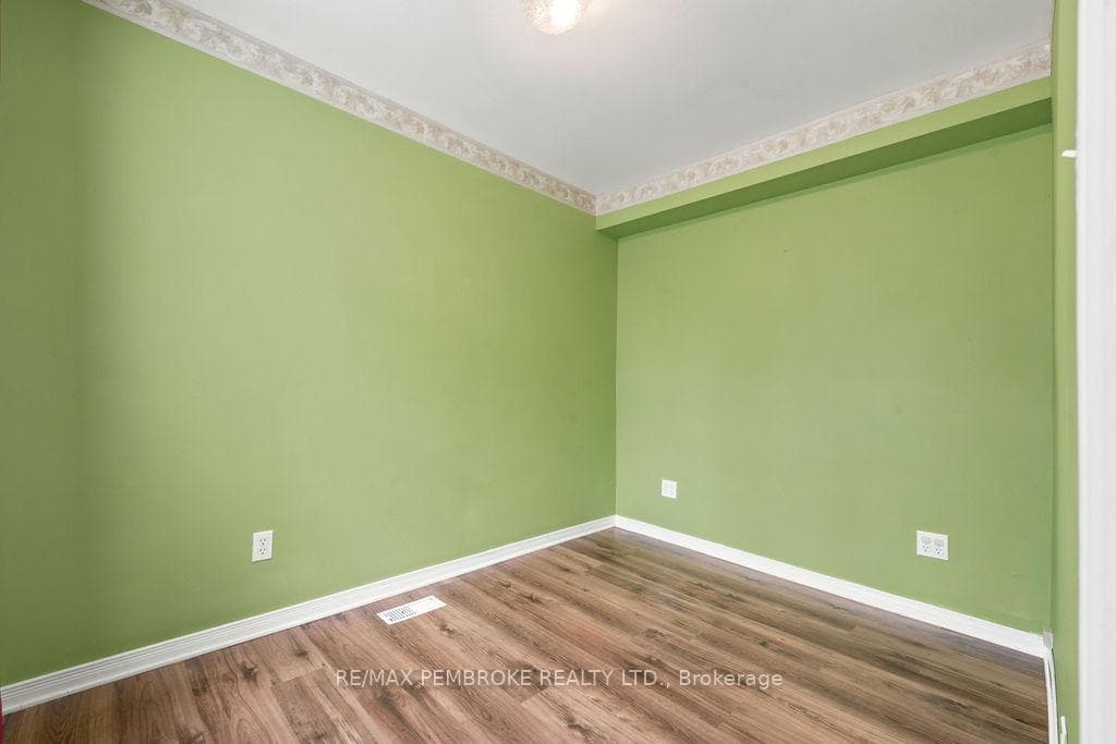 225 Wellington Street photo 11