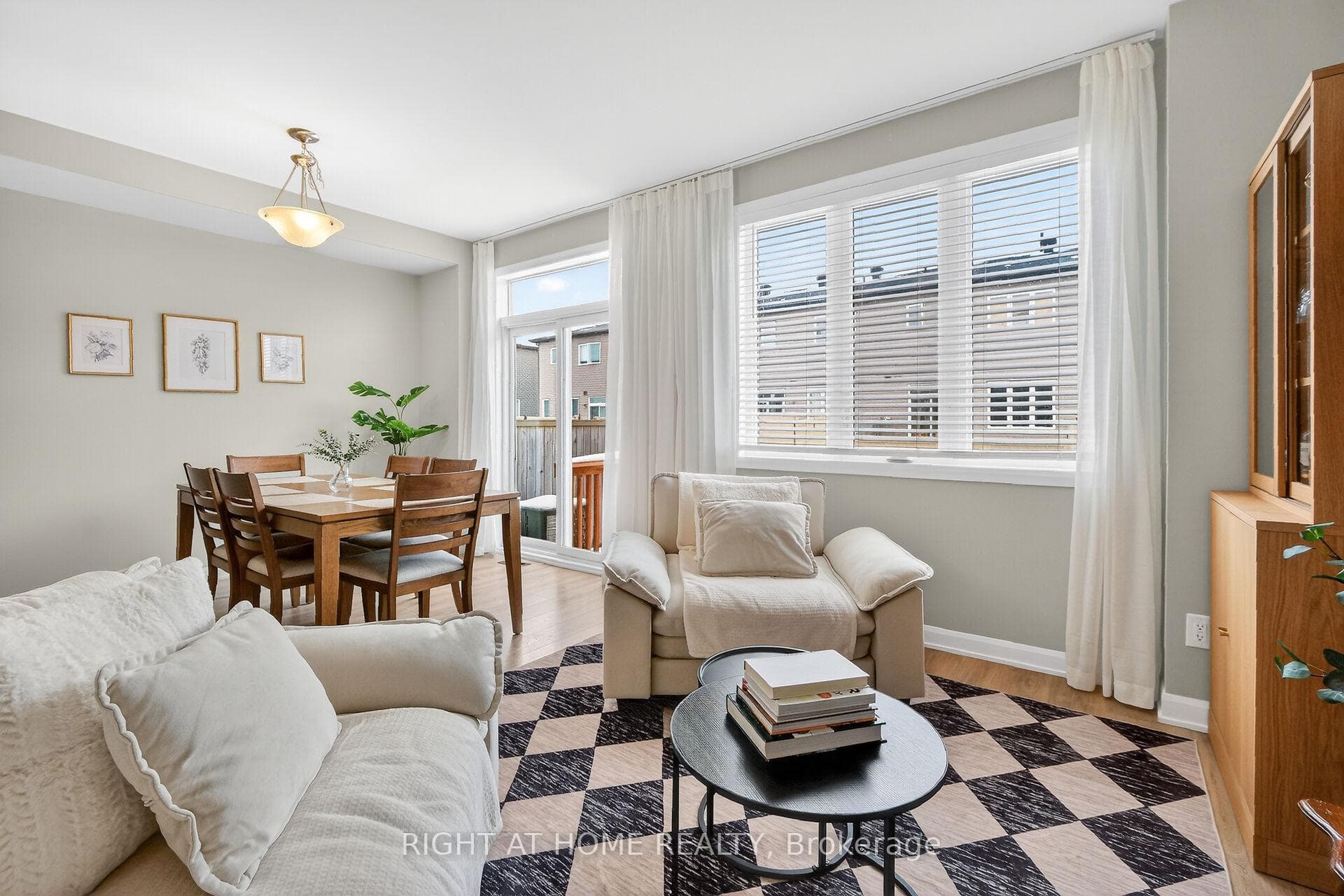 577 Decoeur Drive photo 11