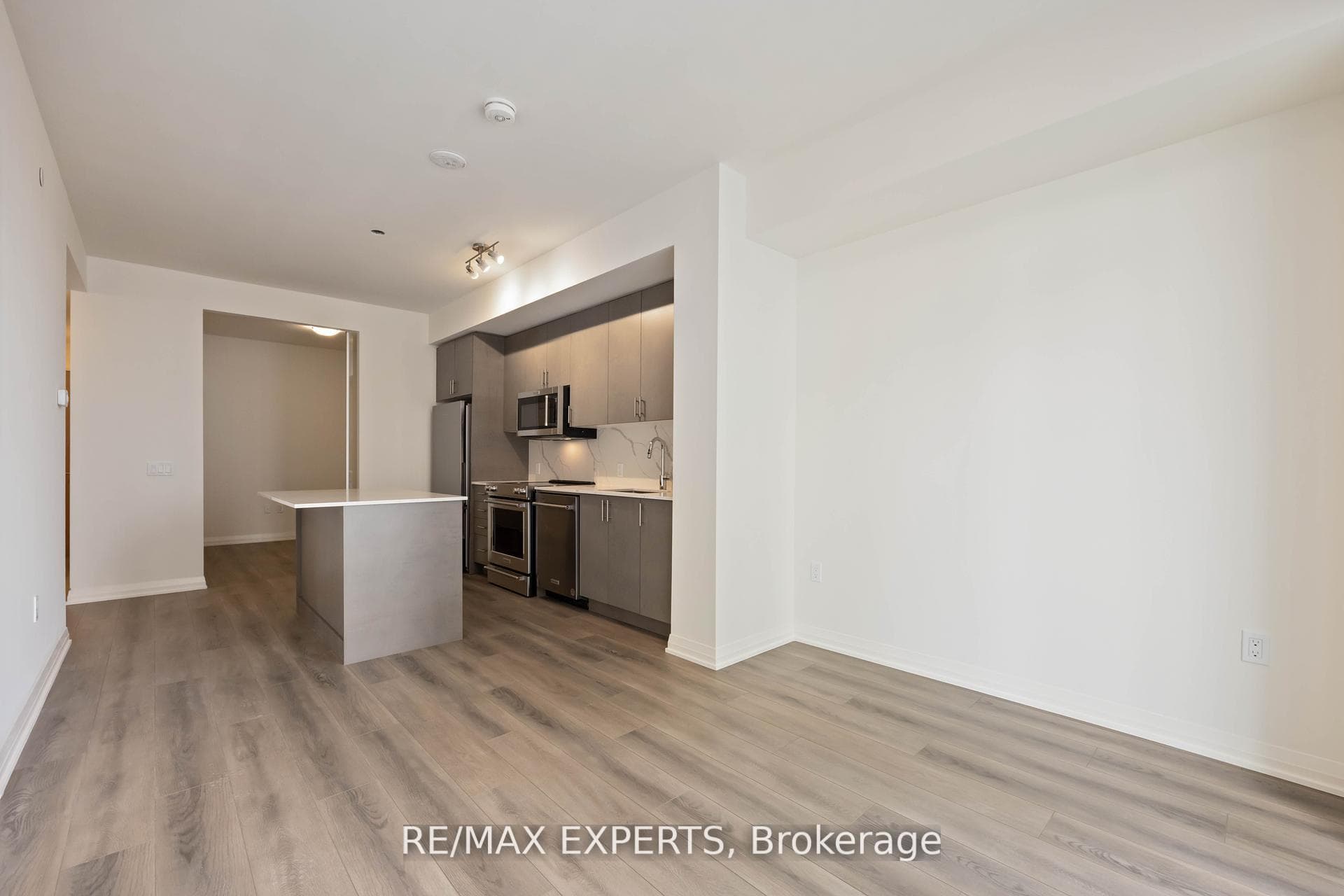8960 Jane Street Unit 1002 photo 12