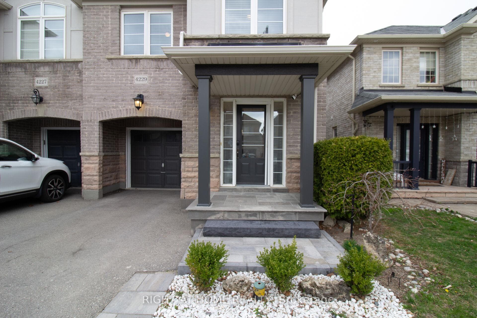4229 Cole Crescent photo 3