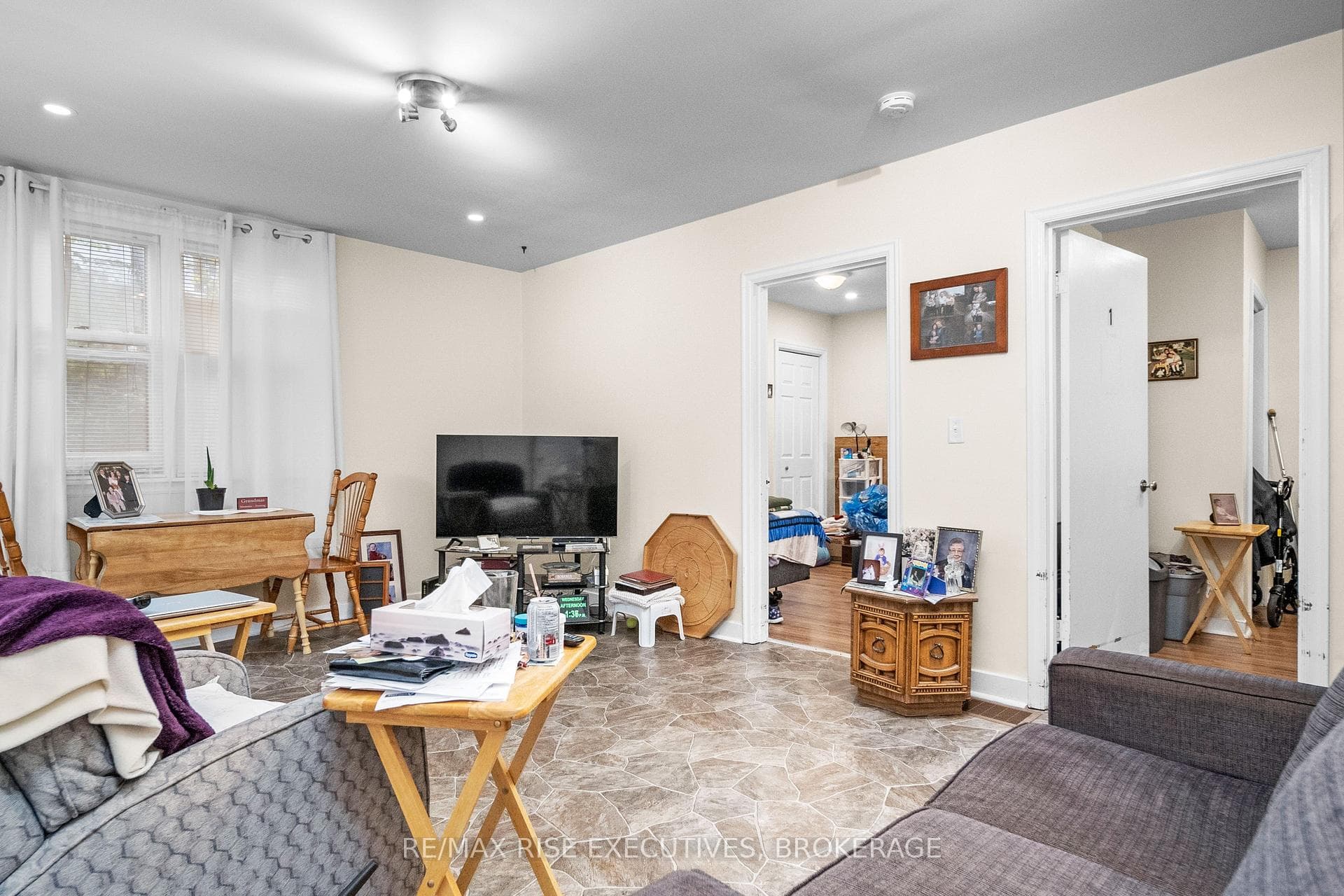 89 DUNDAS Street photo 23