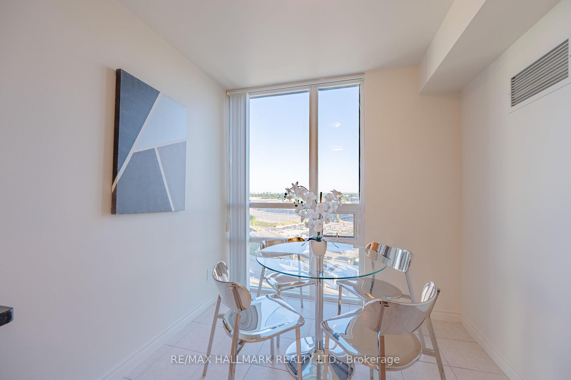 BREAKT AREA / DINING ROOM