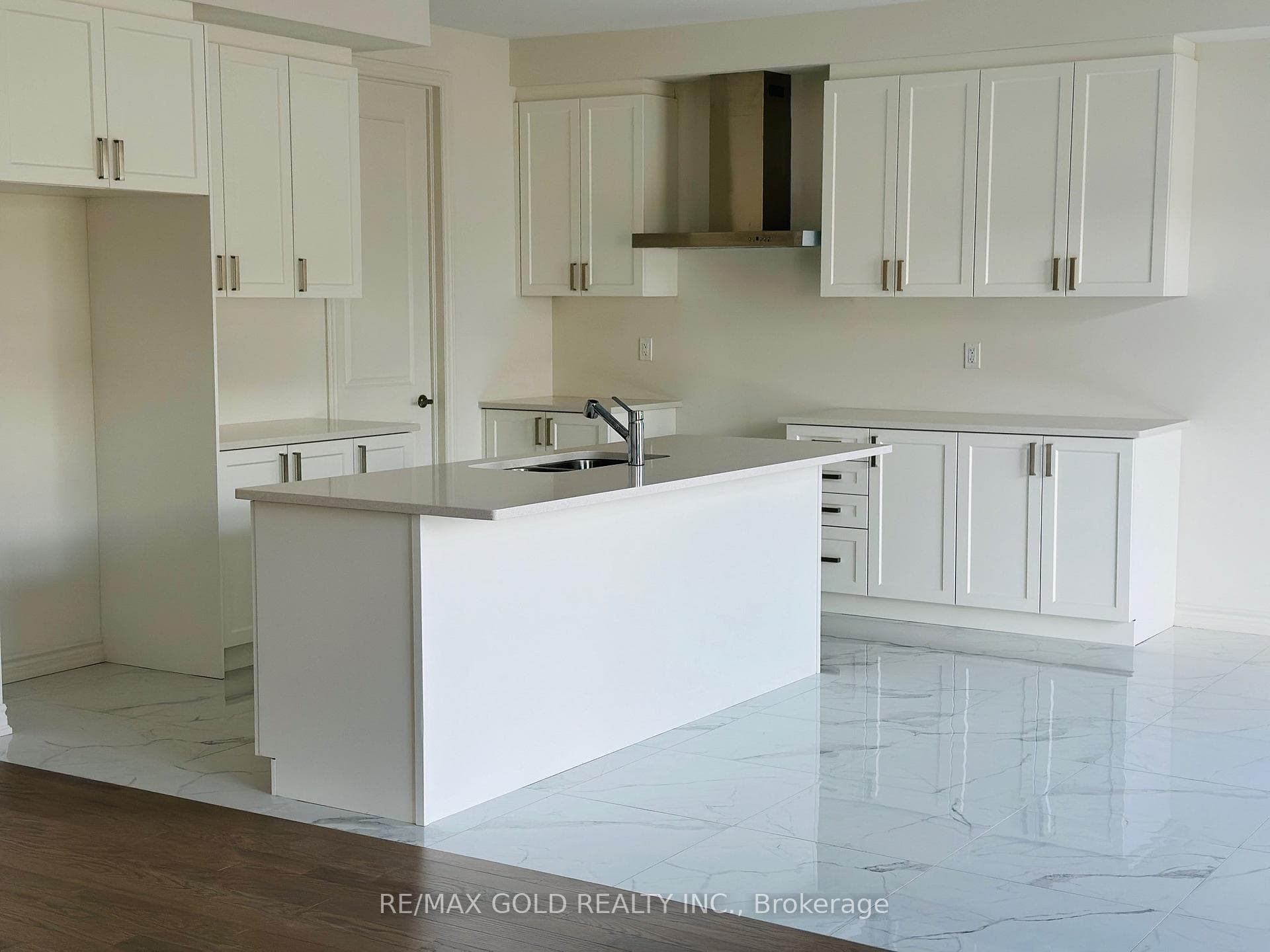 56 SANDHILL Crescent photo 6