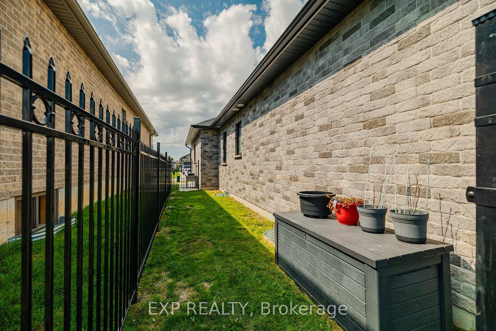 105 Forbes Crescent photo 37