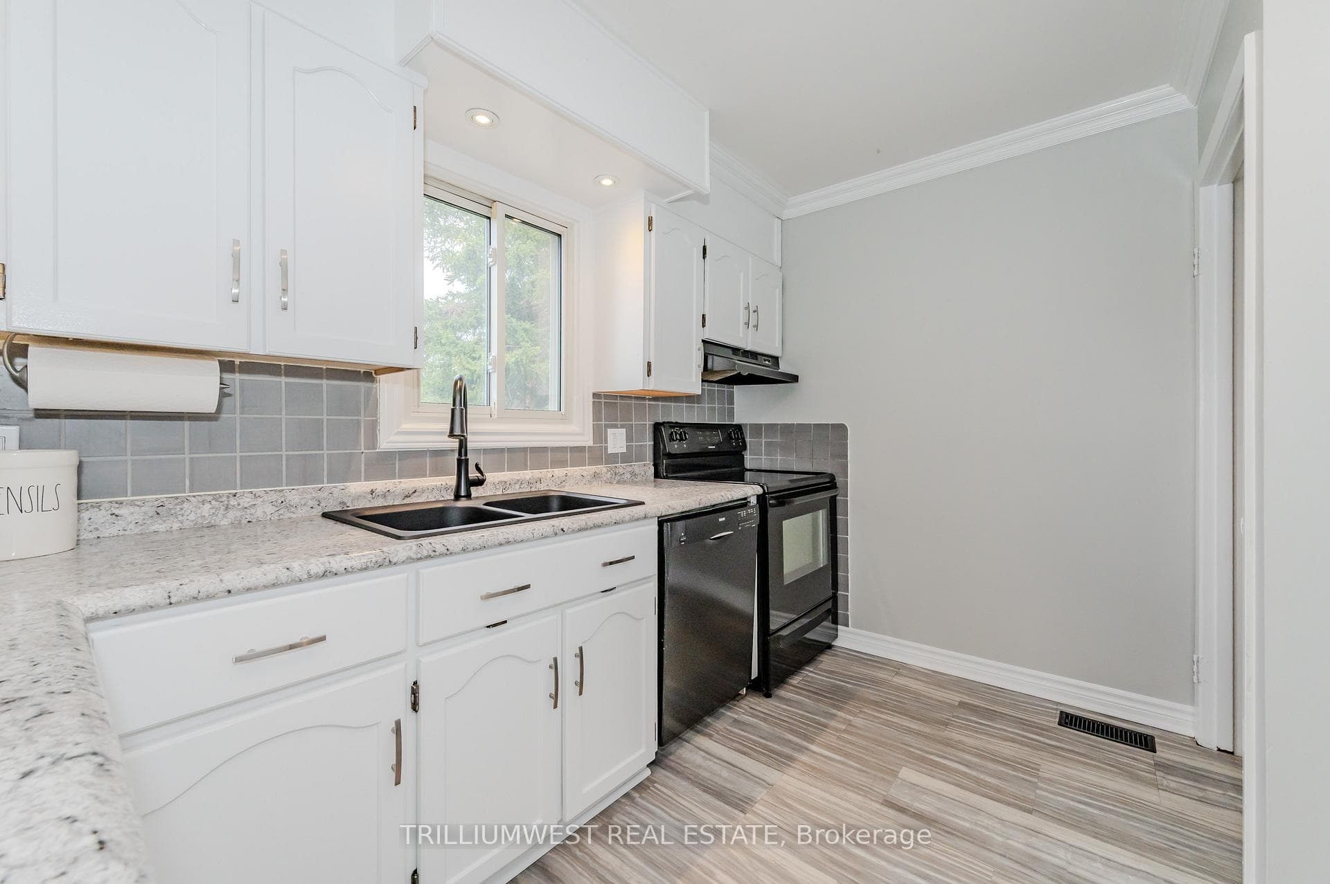 152 Donald Street photo 14
